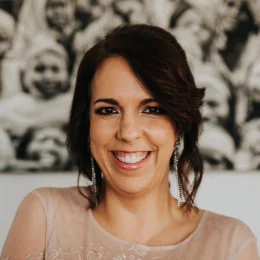 Liderar de salto raso: A coragem de quem leva tudo no colo, por Nádia Simões